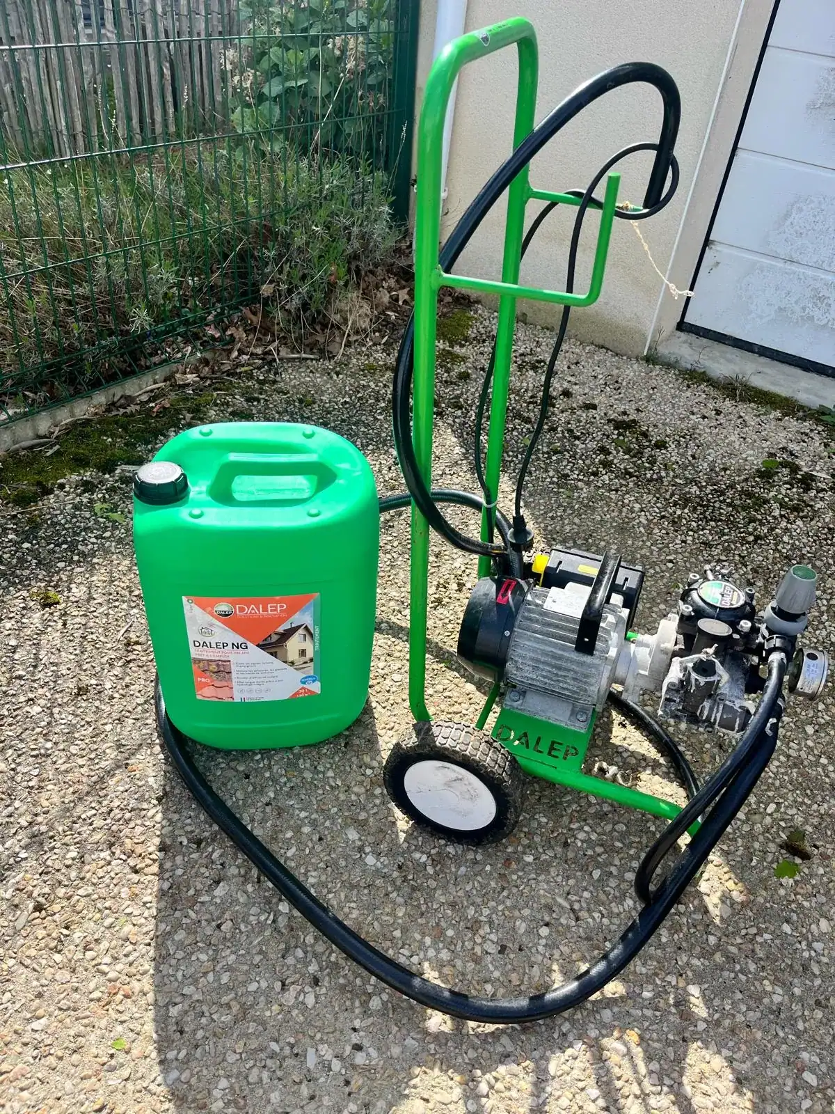 Matériel professionnel utilisé par TA Couverture pour le nettoyage de toiture