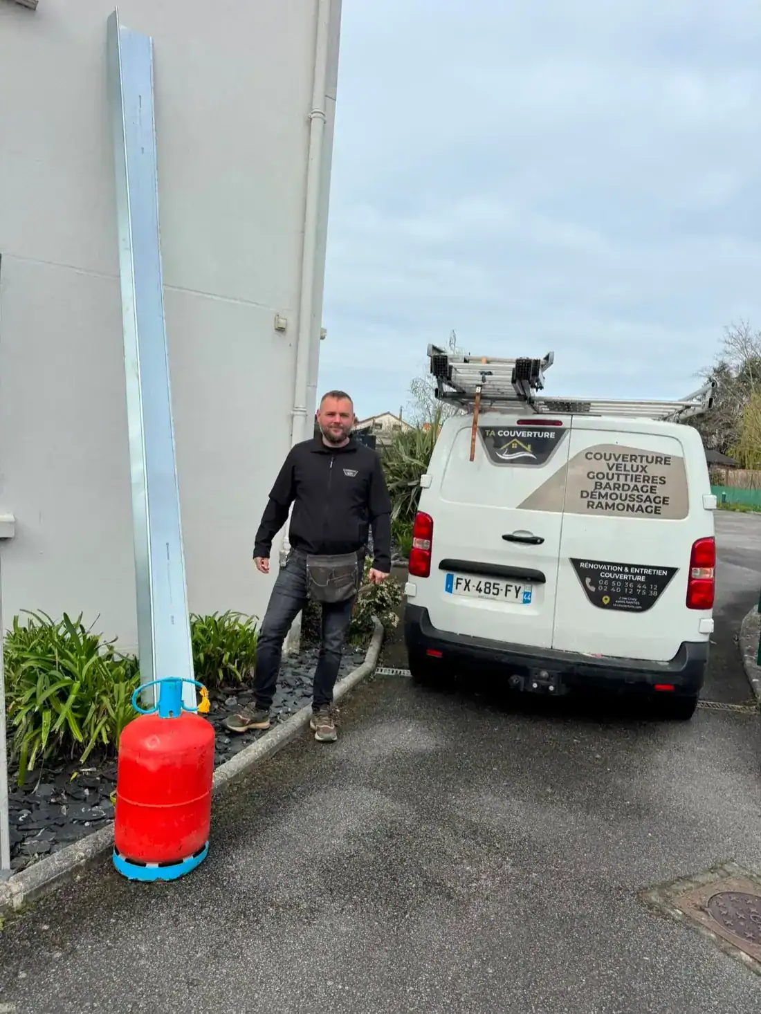 Teddy, couvreur et fondateur de TA Couverture, devant son camion à Nantes